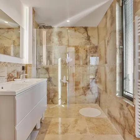 Villa 350m2 - Vue - Piscine - Clim - Parking *