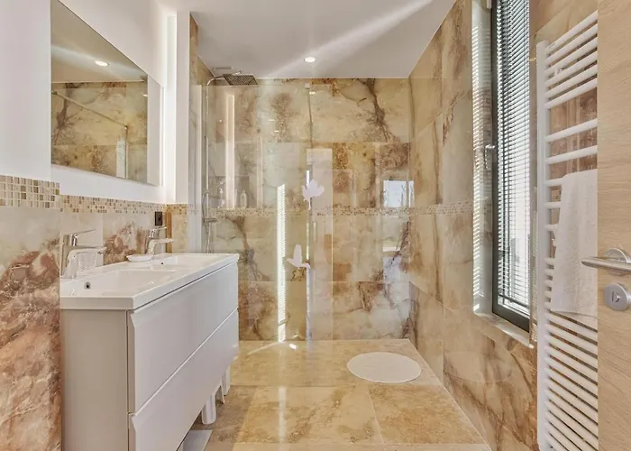 Villa 350m2 - Vue - Piscine - Clim - Parking *